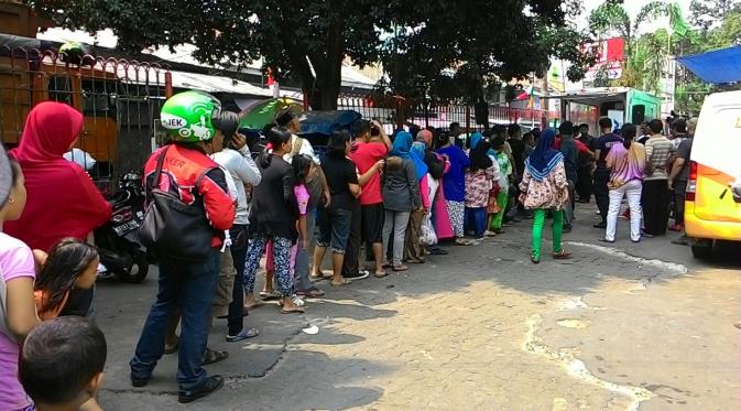 Truk Hujan Rejeki HUT ke-25 SCTV bikin heboh di Pasar Pal Merah. Foto: Puput Puji Lestari/Bintang.com