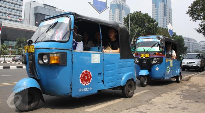 Warga menaiki bajaj berbahan bakar gas (BBG) di kawasan Jakarta Pusat, Sabtu (15/8/2015). Dalam rangka HUT RI Ke-70, PGN menggratiskan biaya tarif bajaj BBG bagi masyarakat. (Liputan6.com/Gempur M Surya)
