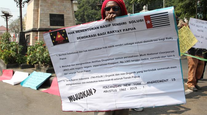 Puluhan mahasiswa Papua yang tergabung dalam Aliansi Mahasiswa Papua (AMP) menggelar aksi demo di Bundaran Gladag, Solo‎, Sabtu (15/8/2015). (Liputan6.com/Reza Kuncoro)