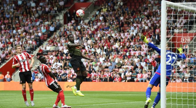 Tandukan Romelu Lukaku yang merobek gawang Southampton