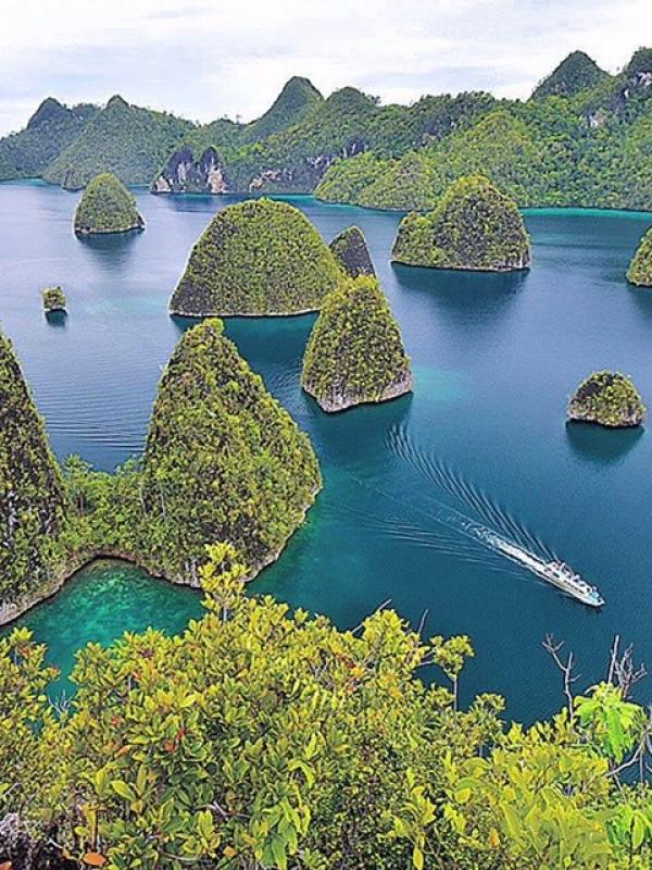 Kepulauan Wayag, Raja Ampat, Papua. | via: wowshack.com