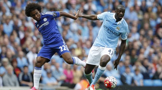 Willian saat berduel dengan Manchester City