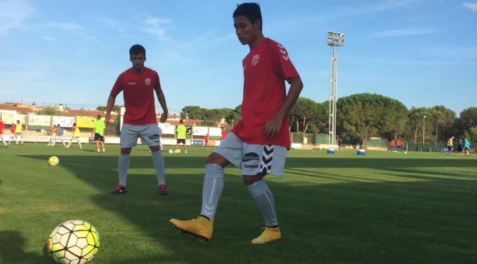 Evan Dimas Darmono berlatih sebelum turun di pertandingan uji coba melawan tim amatir FC L'Escala. (uellagostera.cat)