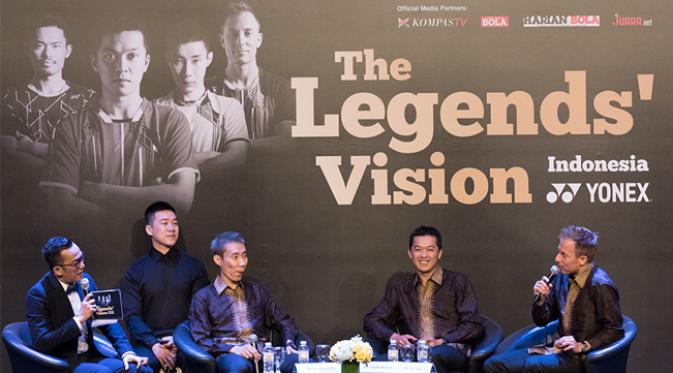 Legenda bulutangkis dunia Taufik Hidayat (kedua kanan) bersama Lee Chong Wei (tengah) dan Peter Gade (kanan) menghadiri rangkaian kegiatan Yonex Legends Vision 2015 di Jakarta, Senin (17/8/2015). (Bola.com/Vitalis Yogi Trisna)