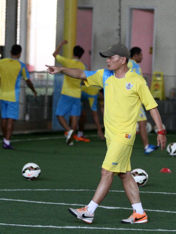 Pelatih Gresik United, Liestiadi memberikan instruksi kepada para pemainnya dalam sesi latihan jelang Piala Presiden. (Bola.com/Zaidan Nazarul)