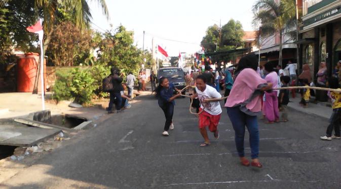 Warga Palembang menyambut antusias mengikuti lomba tarik mobil saat HUT ke-70 RI. (Liputan6.com/Nefri Inge)