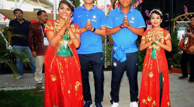 Dodo dan Biabiany berpose dengan para penari tradisional Indonesia