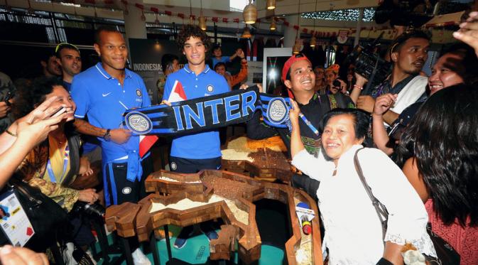 Dua pemain Inter Milan, Dodo dan Jonathan Biabiany rayakan HUT RI ke-70. (Inter.it)