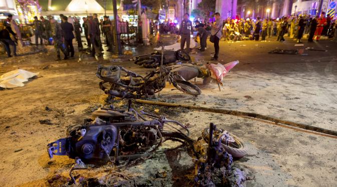 Puing-puing sepeda motor berserakan di jalan usai terkena ledakan bom motor di luar Kuil Erawan di pusat kota Bangkok, Thailand, Senin (17/8/2015). Bom motor tersebut diketahui telah menewaskan sekitar 27 warga. (REUTERS/Athit Perawongmetha)