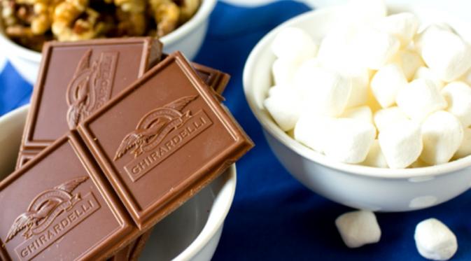 Ini Jadinya Ketika Cokelat, Marshmallow, dan Kacang Bersatu | via: browneyedbaker.com
