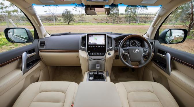 Interior Toyota Land Cruiser 2016 (Foto: Paultan). 