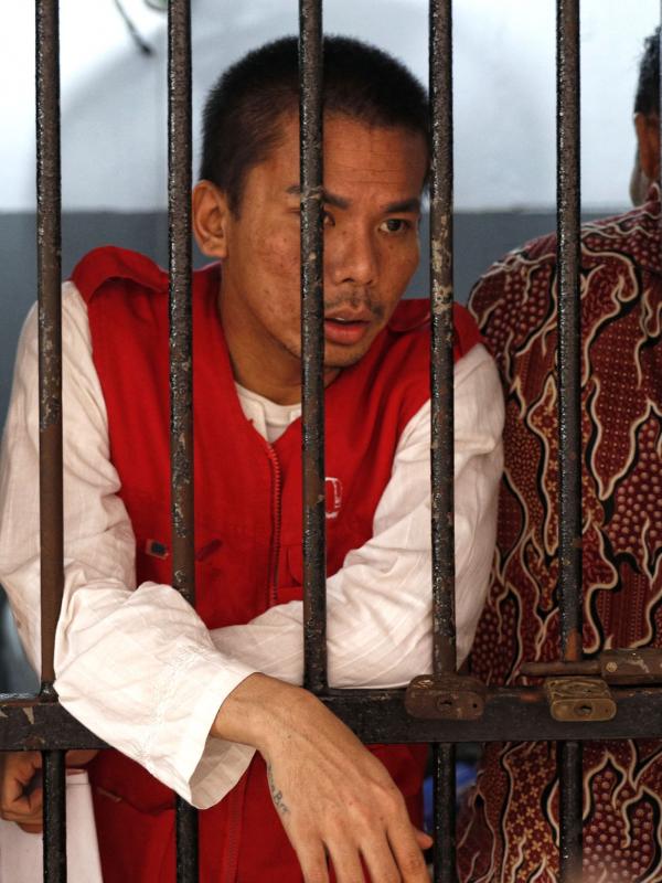 Tersangka mucikari artis, Robbie Abbas (RA) saat akan menjalani sidang perdana di Pengadilan Negeri Jakarta Selatan, Selasa (18/8/2015). Sidang berisi agenda pembacaan dakwaan terkait dugaan sebagai mucikari prostitusi artis. (Liputan6.com/Yoppy Renato)