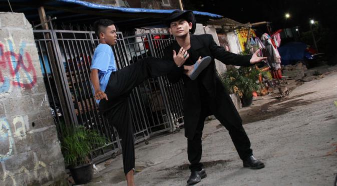 Mbah Mijan dan Dede Sunandar saat beradu akting dalam sinetron Super Dede [Foto: Ferry Noviandi/Liputan6.com]