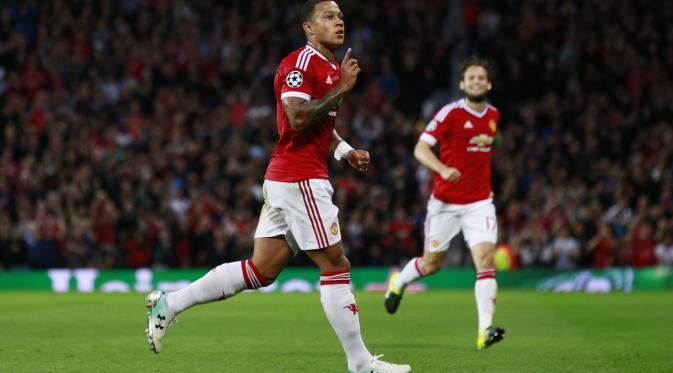 Memphis Depay melakukan selebrasi usai mencetak gol penyama kedudukan