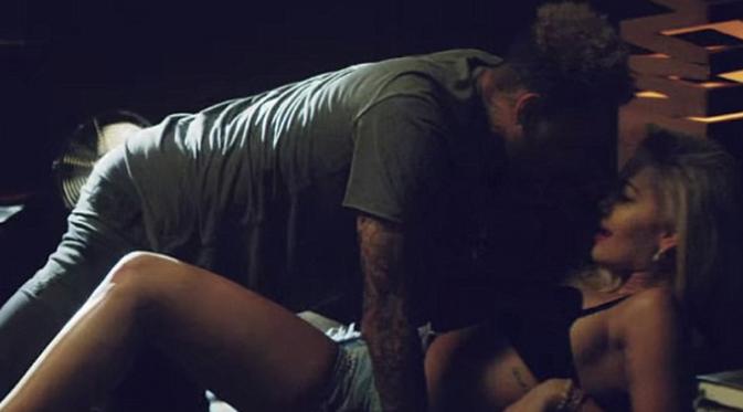 Rita Ora dan Chris Brown memanas di klip Body On Me (dailymail.co.uk)