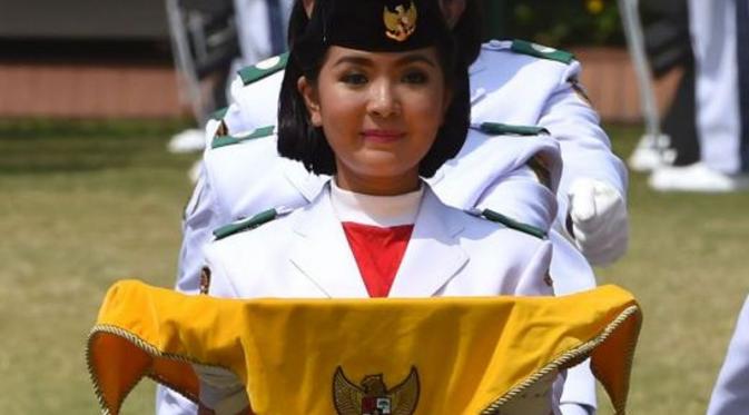 Maria Felicia Gunawan si pembawa baki bendera merah-putih saat upacara di Istana Negara ternyata punya kemiripan dengan kamu semua.