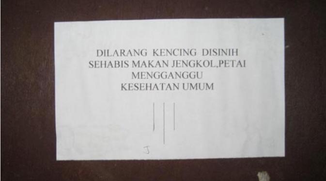 Pemberitahuan Kocak di WC Umum yang Bikin Kamu Gak Jadi Pipis | via: kaskus.co.id