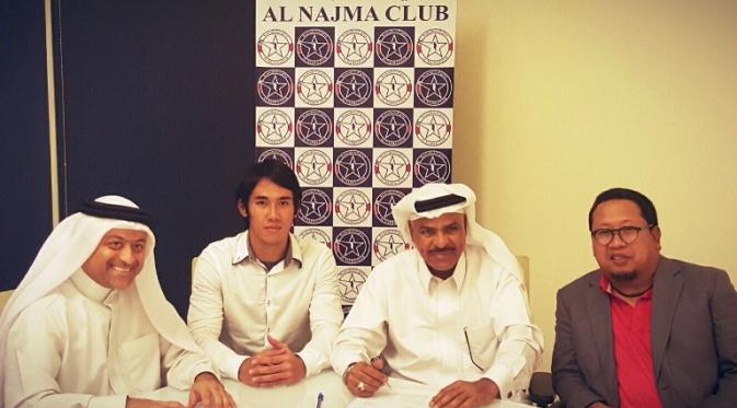 Ryuji Utomo didampingi agennya, Muly Munial (kanan) saat penandatanganan kontrak di Al Najma, Selasa (18/8/2015) malam. (Istimewa)