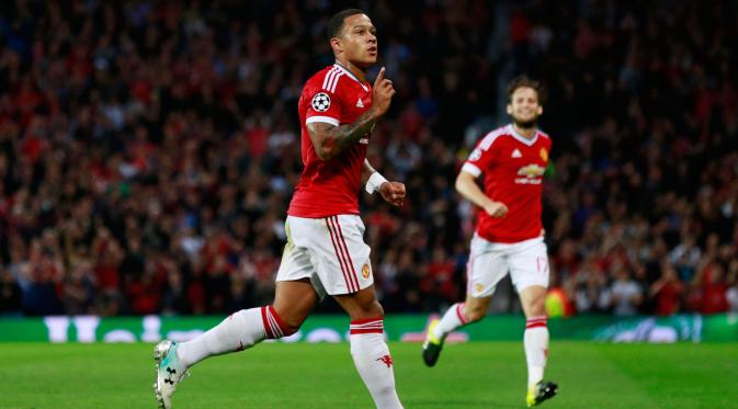 Penyerang MU Memphis Depay melakukan selebrasi setelah mencetak gol ke gawang Club Brugge dalam pertandingan kualifikasi UEFA Champions League di Old Trafford, Manchester , Inggris, Selasa (18/8/2015). Memphis mencetak dua gol. (Reuters/Darren Staples)