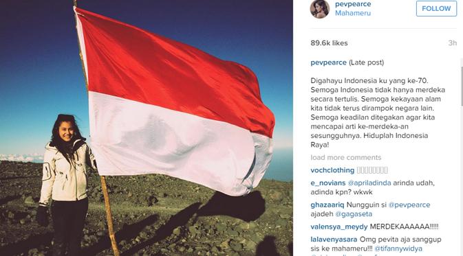 Pevita Pearce mengunggah foto saat berpose di pucnak gunung Mahameru. (foto: instagram.com/pevpearce)