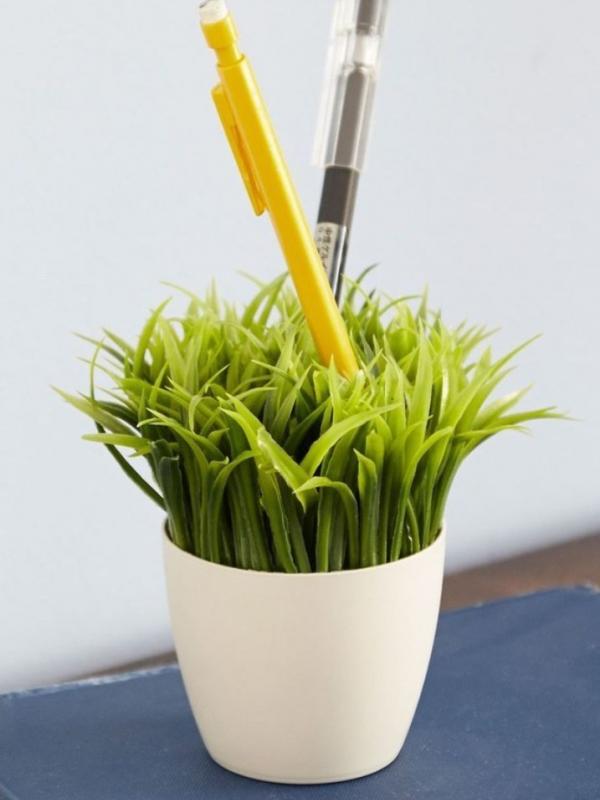 Gunakan tanaman palsu untuk tempat pulpen. (Via: modcloth.com)