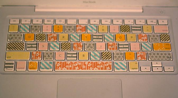Lapisi keyboard dengan lapisan huruf yang berwarna-warni. (Via: hernewleaf.com)