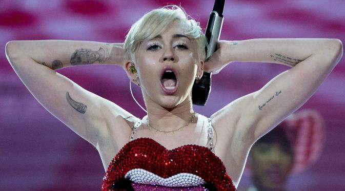 Penyanyi Amerika Miley Cyrus kerap memakai kostum super mini dan seksi ketika di atas panggung. (Bintang/EPA)