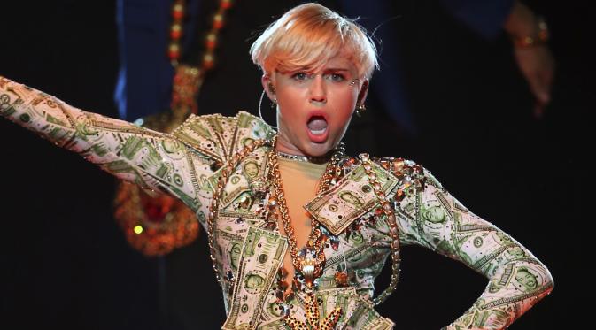 Dalam setiap penampilannya Miley selalu mengusung konsep seksi dan sensual, bahkan untuk kostumnya yang berbentuk uang ini. (Bintang/EPA)