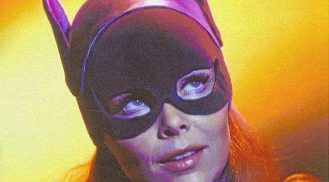 Yvonne Craig, aktris pemeran Batgirl di serial klasik Batman, meninggal sambil dikelilingi oleh keluarga dekat.