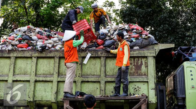 Sejumlah pekerja memindahkan sampah ke truk pengangkut di Transit Pembuangan Sampah, Lenteng Agung, Jakarta, Rabu (19/8/2015). Setiap hari sampah yang diangkut dari Kecamatan Jagakarsa mencapai kisaran 94 ton. (Liputan6.com/Yoppy Renato)