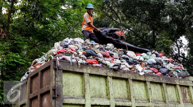 Seorang pekerja menutupi truk pengangkut sampah yang telah penuh dengan terpal, Lenteng Agung, Jakarta, Rabu (19/8/2015). Setiap hari sampah yang diangkut dari Kecamatan Jagakarsa mencapai kisaran 94 ton. (Liputan6.com/Yoppy Renato)