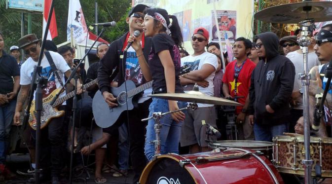 Superman Is Dead melakukan mini konser untuk menolak Reklamasi Teluk Benoa di depan Gedung Gubernur Bali, Rabu (19/8/2015). [Foto: Dewi Divianta/Liputan6.com]
