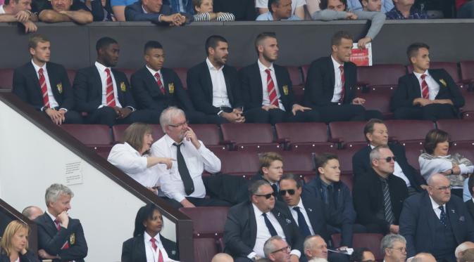 Victor Valdes dan David De Gea duduk di tribun menyaksikan Manchester United bertanding.