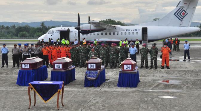 Upacara serah terima jenazah korban kecelakaan Trigana Air di Kompleks Bandara Sentani, Kabupaten Jayapura, Papua, Rabu (19/8). Sebanyak empat jenazah telah dievakuasi dari Bandara Oksibil ke Bandara Sentani di Jayapura. (AFP PHOTO/Indrayadi Thamrin)