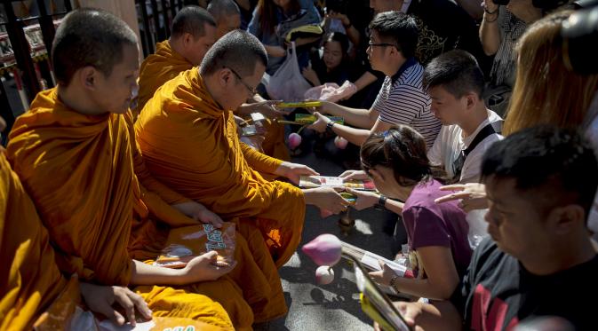 Biksu Budha memimpin upacara di lokasi ledakan di Kuil Erawan, Bangkok, Thailand, Rabu (19/8/2015). Bom meledak di depan kuil Erawan, pada Senin (17/8) malam, menewaskan 20 orang termasuk satu WNI. (REUTERS / Athit Perawongmetha)