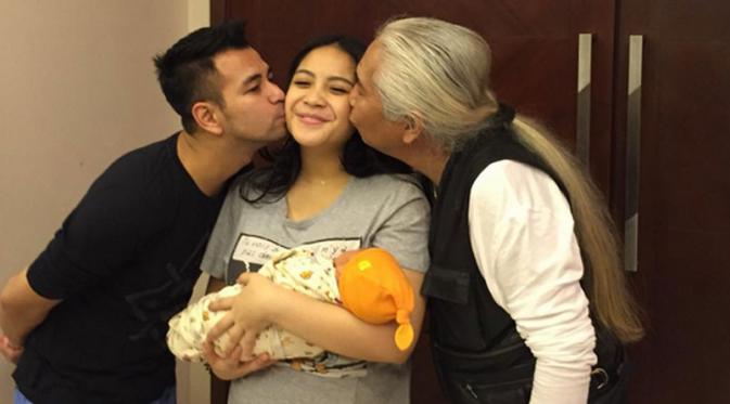 Raffi Ahmad dan Gideon Tengker kompak memberikan ciuman kepada Nagita Slavina (Instagram)