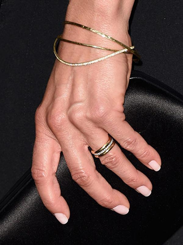 Jennifer Aniston mengenakan cincin pernikahannya dari Justin Theroux. (foto: dailymail)