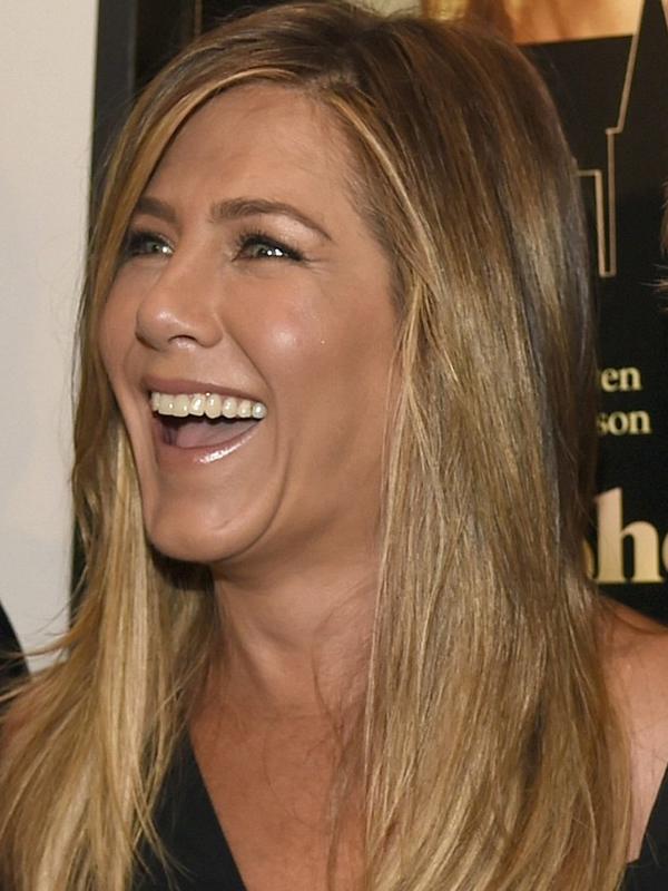 Senyum bahagia Jennifer Aniston setelah menikah dengan Justin Theroux. (foto: dailymail)