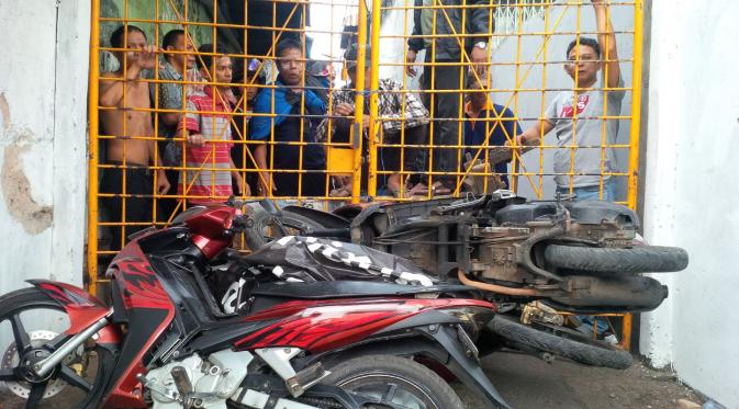 Petugas memblokade akses masuk ke gang-gang perumahan di kawasan Kampung Pulo. (Nafiysul Qodar/Liputan6.com)