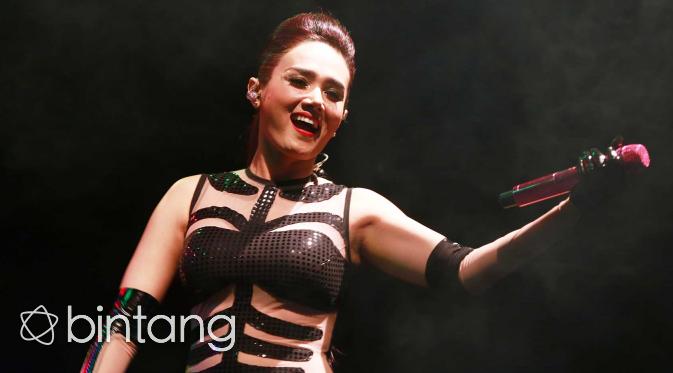 Mulan Jameela tampil di Kampung GaSS. (Deki Prayoga/Bintang.com)