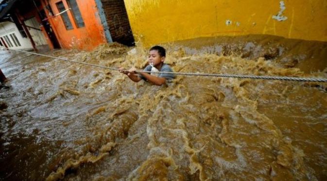Banjir di Kampung Pulo | Via: arrahmah.com