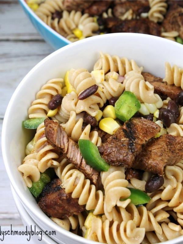 Salad Pasta dengan Daging, Makan Siang Sehat dan Lezat Hari Ini | via: foodyschmoodyblog.com