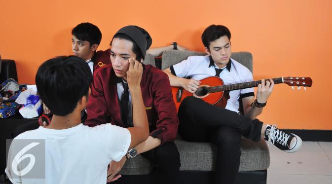 Beberapa aktivitas dari Pemain Sinetron High School Love Story sebelom melakukan adegan, di lokasi syuting Studio MD, Jakarta, Kamis (20/8/2015). Sinetron HSLS sudah tayang sejak 10 Agustus 2015 lalu di SCTV. (Liputan6.com/Herman Zakharia)