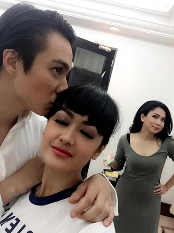 Baim Wong mencium kening Julia Perez sebagai tanda sahabat. (foto: instagram.comjuliaperrezz)