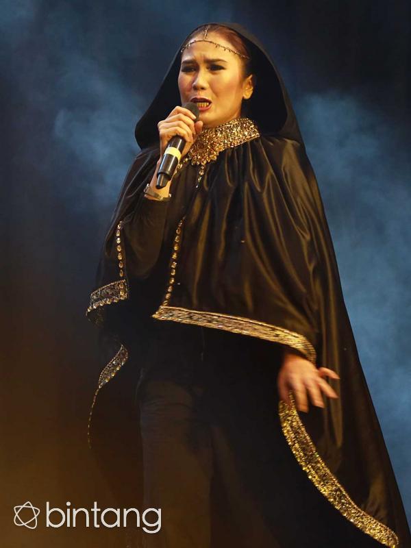 Tampil mengenakan hijab dan baju hitam panjang seakan tidak menghilangkan ‘image’ sebagai ‘lady rocker’ sama sekali dari wanita kelahiran Bandung, 18 Oktober 1967 ini. (Deki Prayoga/Bintang.com)