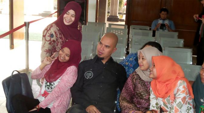 Ahmad Dhani dikerumuni wanita saat mendatangi ke Pengadilan Negeri Jakarta Selatan dalam kasusnya dengan Farhat Abbas, Jumat (21/8/2015). [Foto: Julian Edward]