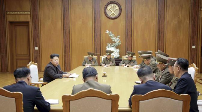 Kim Jong-un, telah memperingatkan militernya untuk siap perang dengan Korsel, Pyongyang, Jumat (21/8/2015). Langkah Kim Jong-un itu menyusul rentetan tembakan artileri Korsel ke wilayah Korut, Kamis kemarin. (Reuters/Kom Hong-Ji). (Reuters/KCNA) 