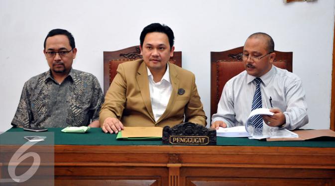 Farhat Abbas bersama tim pengacara di Pengadilan Negeri Jakarta Selatan dalam kasus pencemaran nama baik, Jumat (21/8/2015). [Foto: Panji Diksana/Liputan6.com]