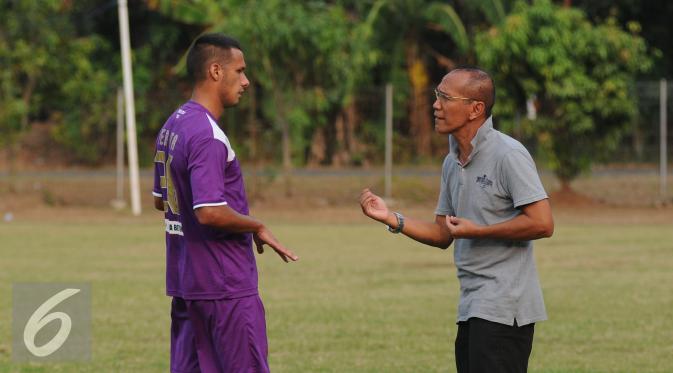 Pelatih Persita, Bambang Nurdiansyah (kanan) berbincang dengan Raphael Maitimo saat laga uji coba di Lapangan Sutasoma, Jakarta, Jumat (21/8/2015). Persita unggul 1-0 atas PSAU. (Liputan6.com/Helmi Fithriansyah)