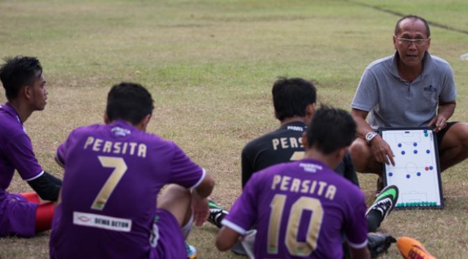 Pelatih Persita Tangerang, Bambang Nurdiansyah, lebih sukses saat berkarier sebagai pemain. (Bola.com/Vitalis Yogi Trisna)